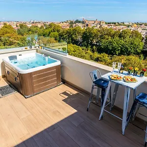 Penthouse With A Panoramic Rooftop In Trastevere With Seasonally Jacuzzi Apartment